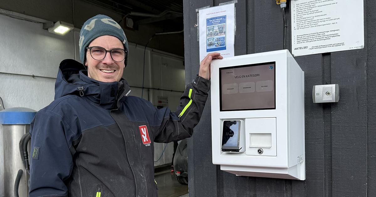 Driftsleder Erik Aurmo ved YX Vågå viser frem sin nye betalingsløsning. Med betalingskiosken PaySys700 har anlegget nå fått en helhetlig løsning for maskinvask, selvvask og støvsuger – tilgjengelig 24 timer i døgnet.